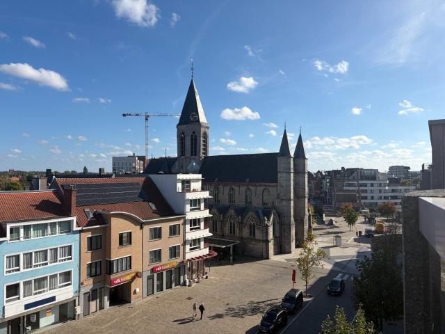 UNIEK DUPLEXAPPARTEMENT MET 2 RUIME TERRASSEN, AUTOSTAANP.