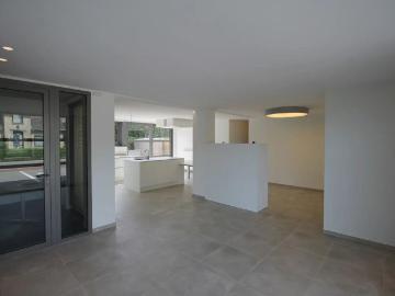 Uniek en ruim ca 134m² gelijkvloers appartement met 2 slaapkamers, terras en tuin en autostaanplaats