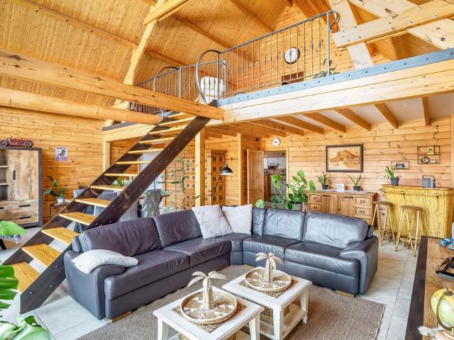 Unieke houtmassieve woning met magazijn