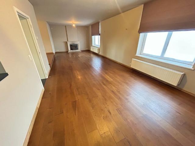 Unieke vierkantshoeve met weide op 4000m² te Wervik