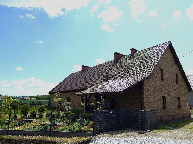 Przestronny dom 215 m2 z ogrodem i garażem w Unieszowie
