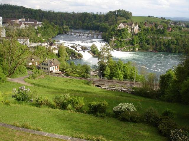 UNIKAT MIT SPEKTAKULÄRER RHEINFALL SICHT