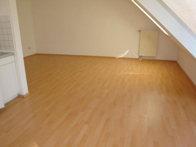 Unilage, großzügige 1 Zi. Wohnung mit Einbauküche, Laminat, TG Stellplatz, Wfl. ca. 39 m²