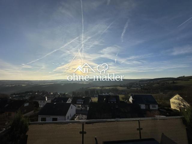 Uninähe & Fernblick in Korlingen: Moderne helle Maisonettewohnung Küche+Balkon+Stellplatz