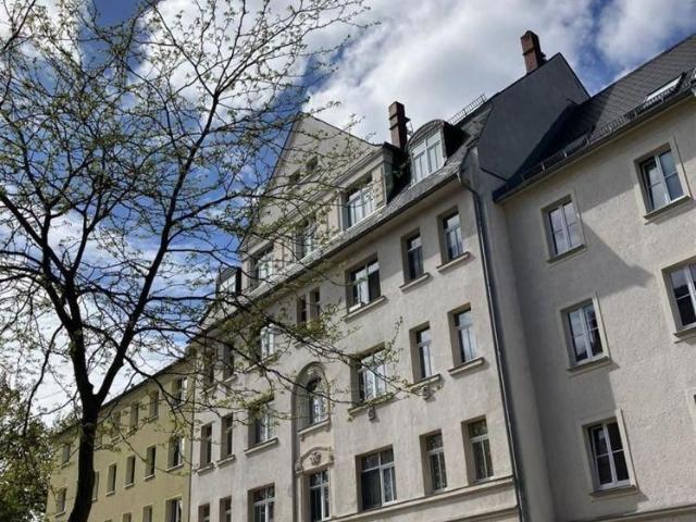 Uninahe und gemütlich DG 1 Zimmer mit Laminat und Einbauküche in guter Lage!