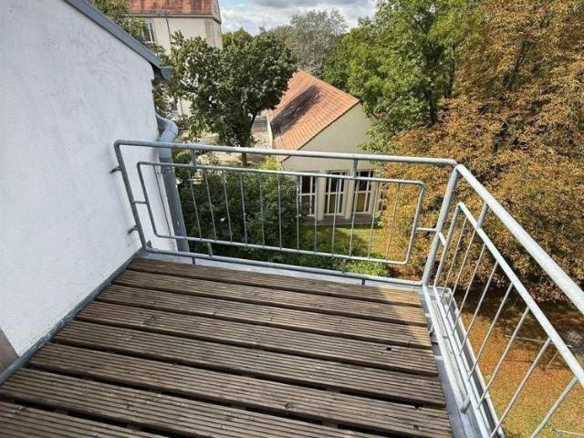 Uninahe und große DG 2 Zimmer mit Balkon, Wanne, Laminat und Einbauküche in guter Lage!