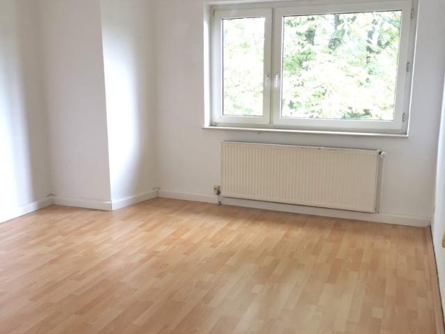 Uninähe, 2 Zimmer, Wohnküche, Einbauküche, begehbarer Kleiderschrank,Gartennutzung, Fernblick.