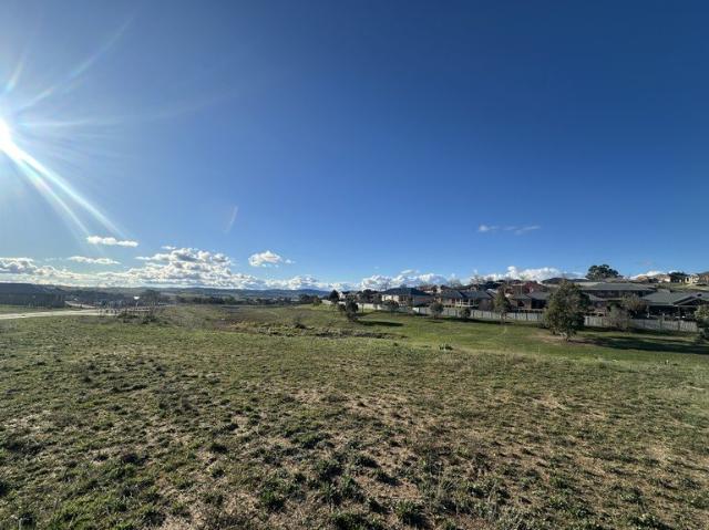 Uninterrupted green space views and everyday convenience