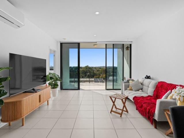 Uninterrupted views + Oversize balcony in the Heart of Woolloongabba