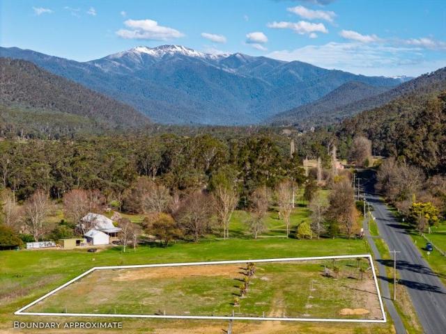 Uninterrupted views of Mount Feathertop and Mount Hotham!