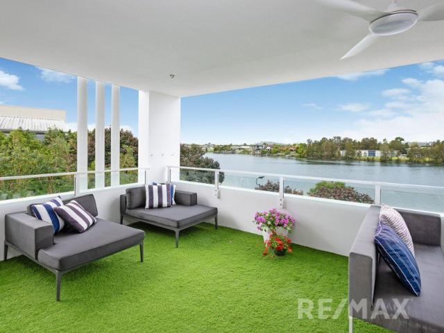 UNINTERRUPTED WATER VIEWS. RENOVATED 3 BEDROOM APARTMENT
