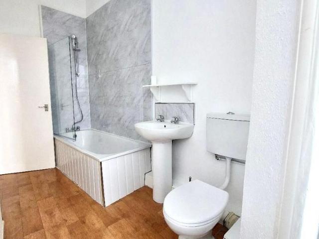 Union Crescent Margate 2 bed flat to rent £780 pcm £180 pw