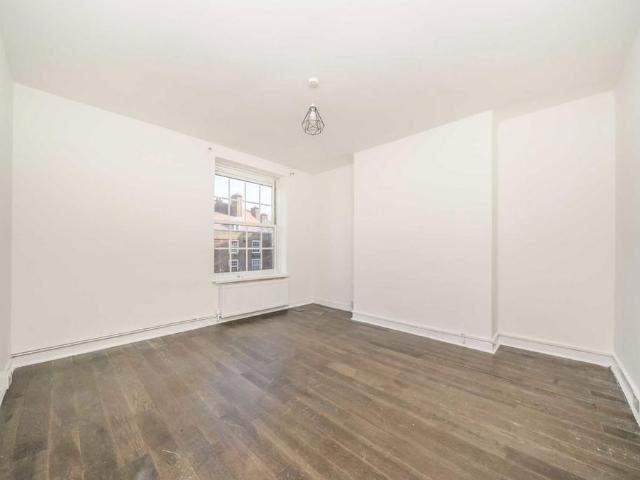 Union Grove, London SW8 3 bed flat to rent £3,100 pcm £715 pw