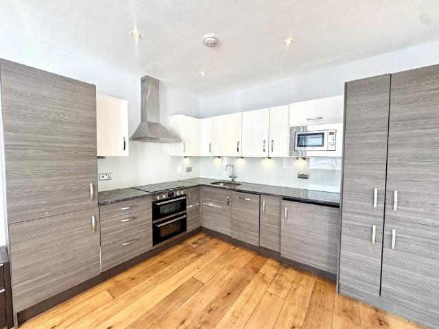 Union House, Hayes, Hayes, UB3 3 bed flat to rent £2,499 pcm £577 pw