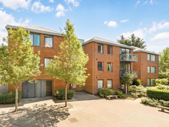 Union Lane, Isleworth TW7 2 bed flat to rent £1,895 pcm £437 pw