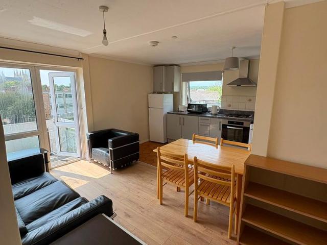 Union Street, Canterbury, Kent, CT1. 3 bed flat to rent £1,200 pcm £277 pw