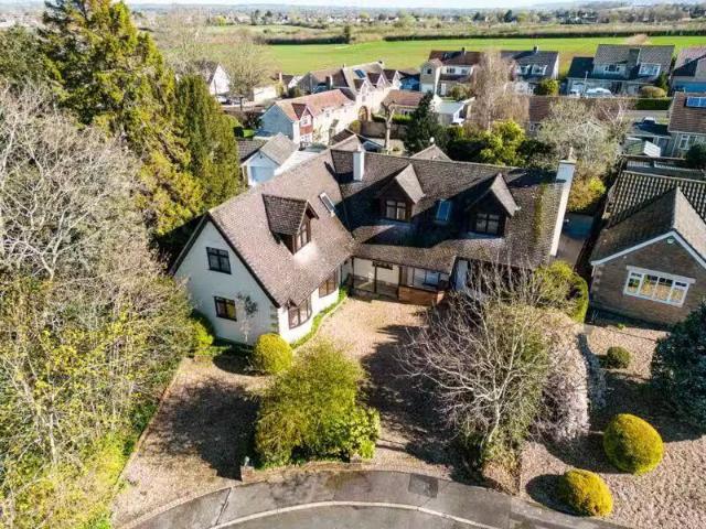 New 3 BA 4 bedroom detached house for rent in Fulney Close, Tr.