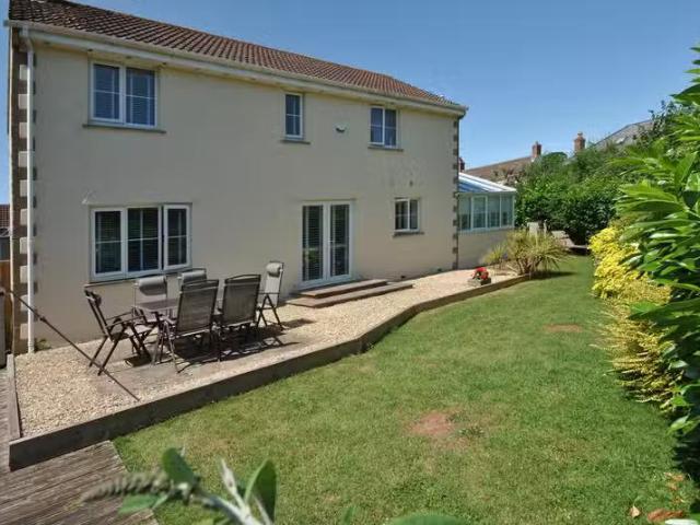 Cozy 3 BA 4 bedroom detached house for rent in Mendip Lea Clos.