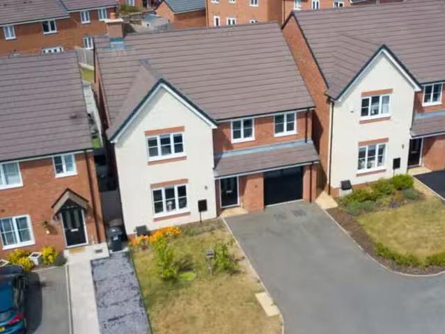 Cozy 3 BA 4 bedroom detached house for rent in Wem Drive, Bulk.