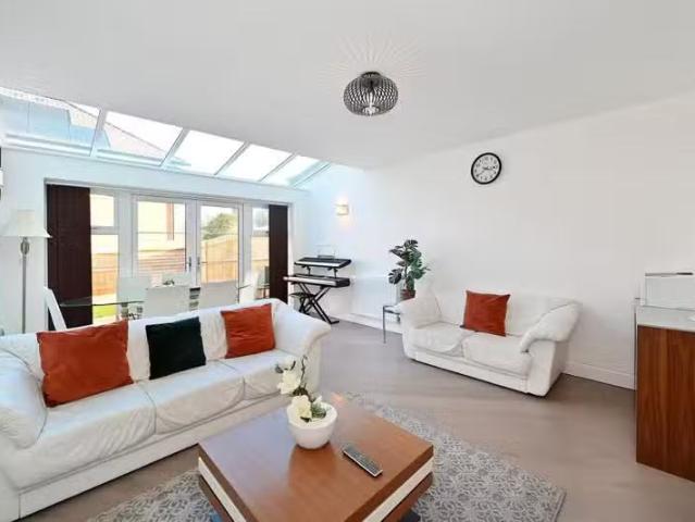 Cheap 3 BA 4 bedroom terraced house for rent in Harris Close.