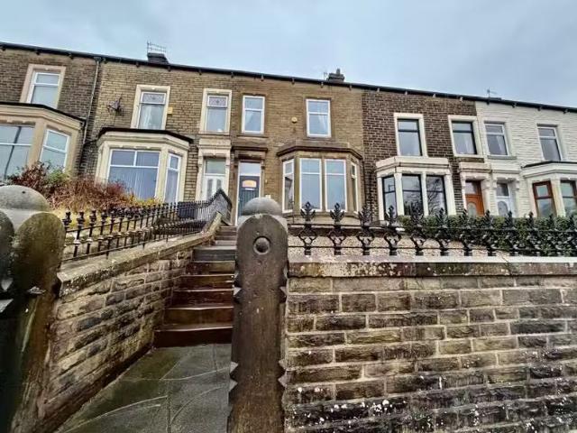 Nice 3 BA 4 bedroom terraced house for rent in Manchester Road.