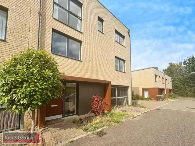 New 3 BA 5 bedroom detached house for rent in Glebe Farm Drive.