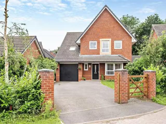 Just in! 3 BA 5 bedroom detached house for rent in Wood Farm C.