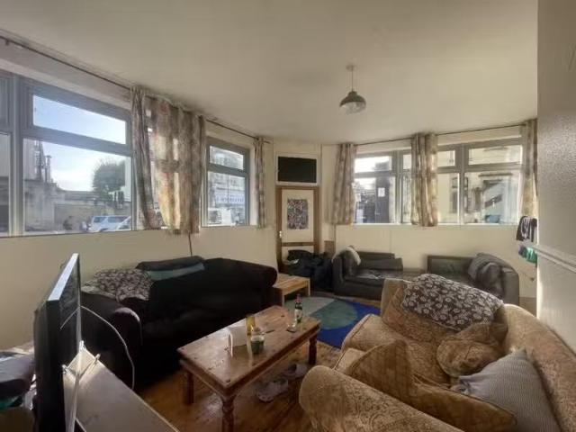 Unique 3 BA 10 bedroom end of terrace house for rent in Zetlan.