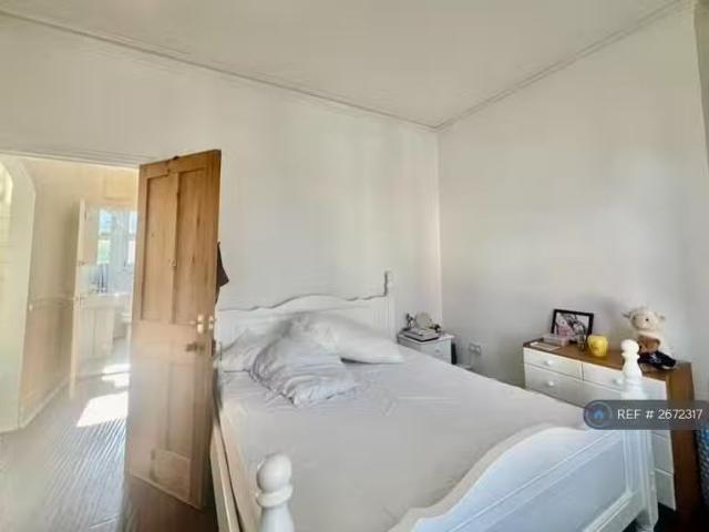 Charming 3 BA 1 bedroom house share for rent in Alington Road.