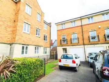 Nice 3 BA 3 bedroom end of terrace house for rent in Bristol S.