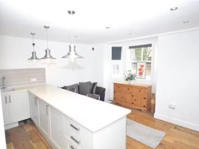 Cheap 3 BA 3 bedroom flat for rent in High Street, Wivenhoe, C.