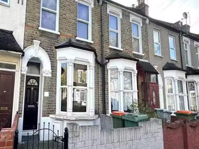 Rental! 3 BA 3 bedroom terraced house for rent in Patrick Road.