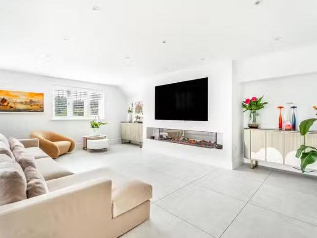 Nice 3 bedroom apartment for rent in Luton Road, Harpenden, He.