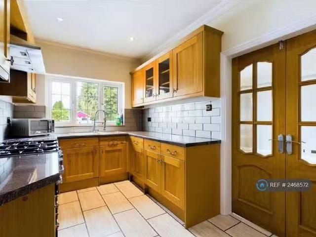 For Rent! 3 bedroom detached house for rent in Newlands Drive.