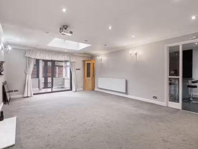 For Rent! 3 bedroom detached house for rent in Baysdale Avenue.