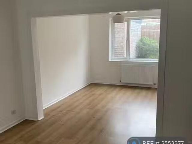 Charming 3 bedroom end of terrace house for rent in Greenbank.
