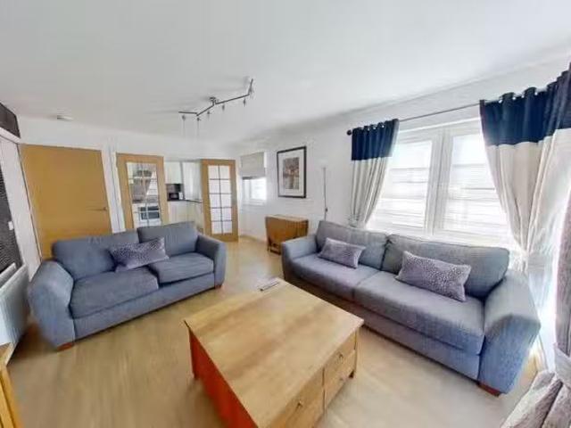 Unique 3 bedroom flat for rent in Priory Park, North Street, I.