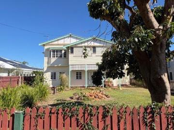 UNIQUE 3 BEDROOM HERITAGE HOME BRIMMING WITH CHARACTER AND CHARM + UPSTAIRS KITCHENETTE!