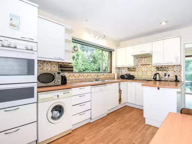Nice 3 bedroom property to let in Maturin Close, Lymington, SO.