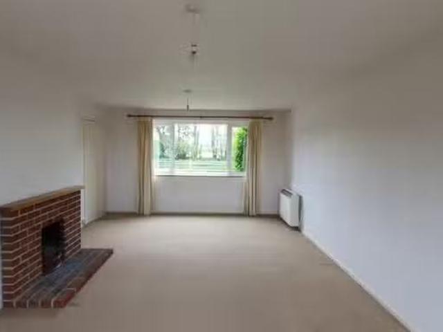 Deal! 3 bedroom semi detached house for rent in Crow, Ringwood.