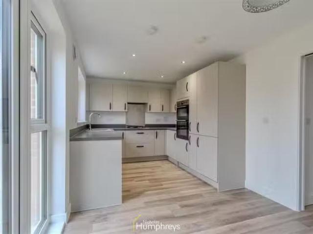 Cheap 3 bedroom semi detached house for rent in Hainault Drive.