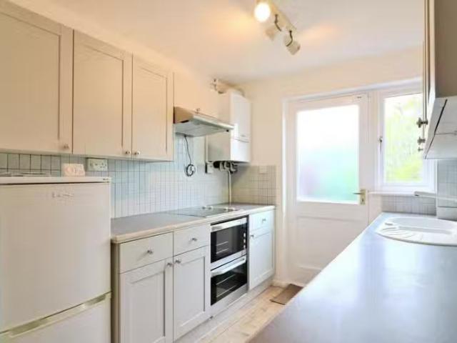 Rental! 3 bedroom semi detached house for rent in Harwood Clos.
