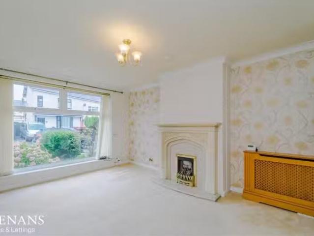 Unique 3 bedroom semi detached house for rent in Laburnum Clos.