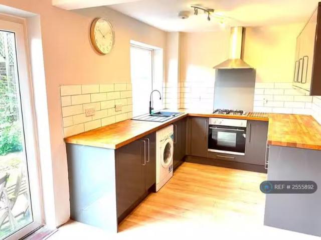 Cheap 3 bedroom semi detached house for rent in Laing Road, Co.