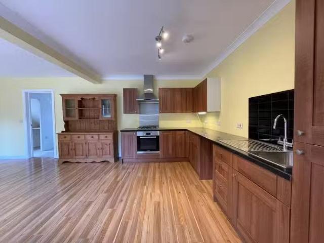 Just in! 3 bedroom semi detached house for rent in Vicarage Ro.