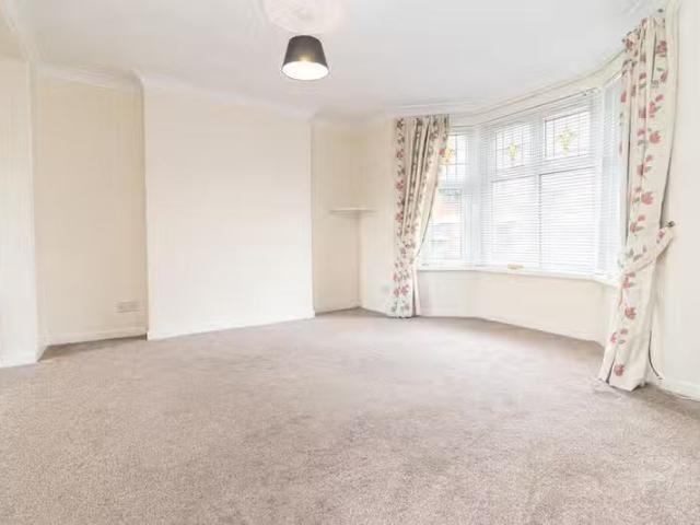 Cheap 3 bedroom terraced house for rent in Fairwater Grove Eas.