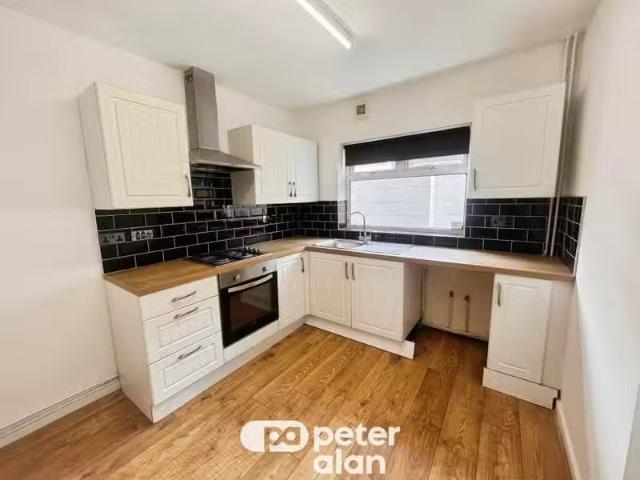 For Rent! 3 bedroom terraced house for rent in Glendower Stree.