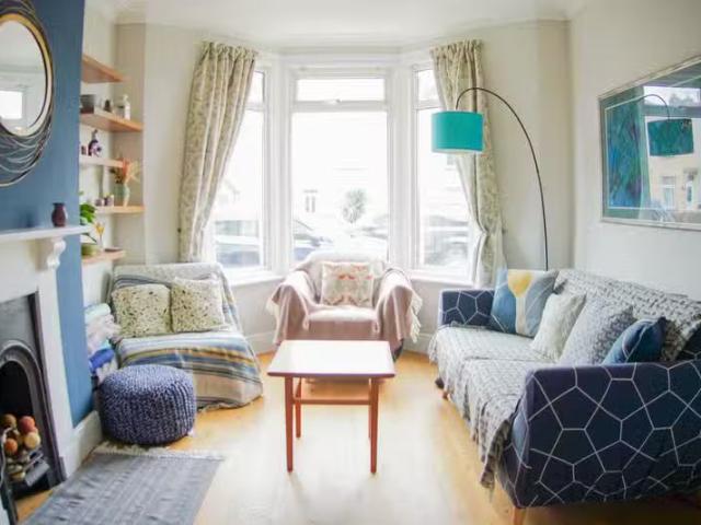 Charming 3 bedroom terraced house for rent in Soundwell Road.