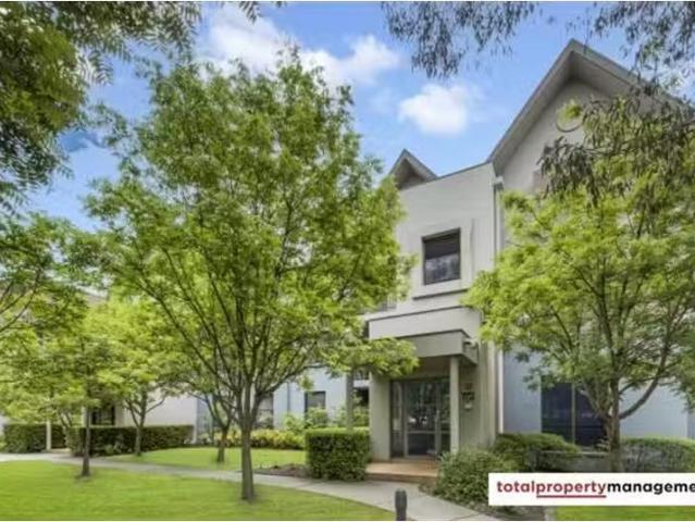 Cozy 3 BR 41/17 Eldridge Crescent, Garran Apartment for rent.