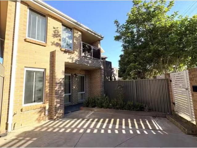 Unique 3 BR 4/627 Victoria Road, Ermington Townhouse for rent.
